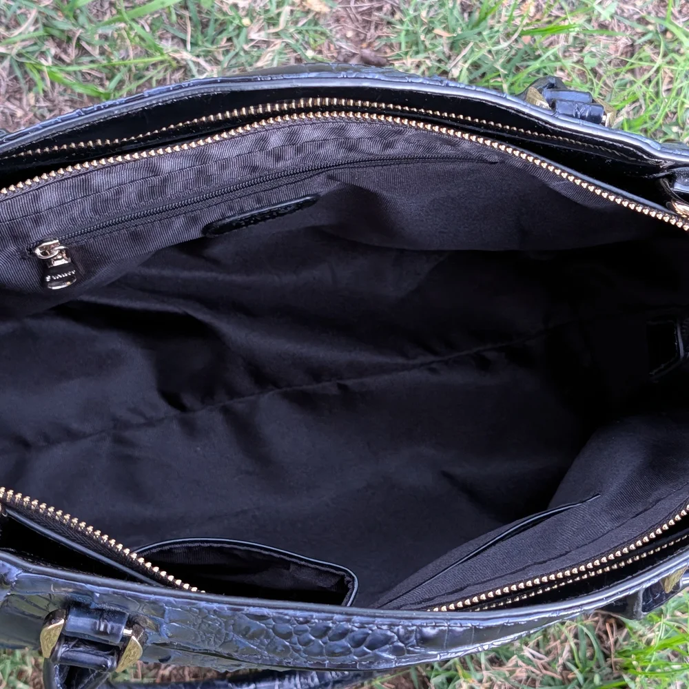 Chic Black Crocodile-Embossed Tote Bag - Picture 12 of 16